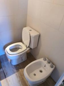 y baño pequeño con aseo y bidet. en Luminoso Loft, bien distribuido en Balvanera. Viamonte y Ayacucho en Buenos Aires