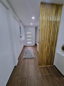 um corredor com uma porta de madeira num quarto em Drinska prica 2 em Loznica