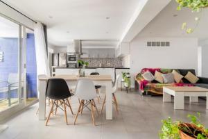cocina y sala de estar con mesa y sillas en Habitaciones privadas en precioso piso compartido, en Gandía