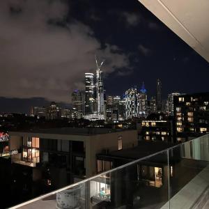 uma vista de uma cidade à noite a partir de um edifício em Carlton Stunning View Apartment with Free Parking -2 em Melbourne