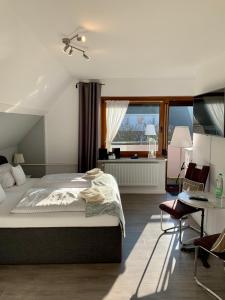 um quarto com uma cama, uma secretária e uma janela em Ferienwohnung und Appartementvermietung Haus-Kaiser em Büsum