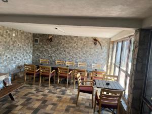 a dining room with a table and chairs at Pensiunea Eden in Bărăşti