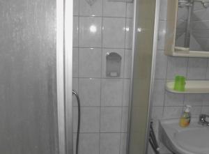 e bagno con doccia, servizi igienici e lavandino. di Lovely Apartment 2 Et Inkl Parkplatz nach Verfügbarkeit a Essen