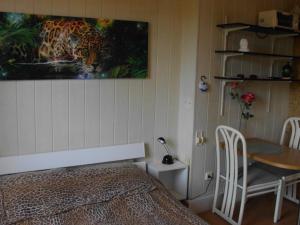 a bedroom with a bed and a table and a painting on the wall at Lovely Apartment 2 Et Inkl Parkplatz nach Verfügbarkeit in Essen