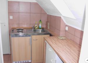 a small kitchen with a sink and a stove at Lovely Apartment 2 Et Inkl Parkplatz nach Verfügbarkeit in Essen