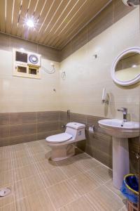 een badkamer met een toilet en een wastafel bij ساوث ستار in Abha