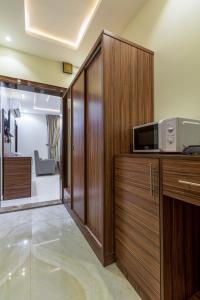 uma cozinha com armários de madeira e um micro-ondas em ساوث ستار em Abha