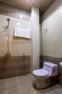 a bathroom with a toilet and a shower at ساوث ستار in Abha