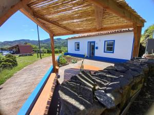 vistas a una casa con techo de madera en Cosy Private Cottage w/sea views & wifi, en Vila do Porto