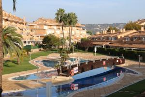 Una vista de un complejo turístico con piscina. en Bungalow 7 Jávea, en Jávea
