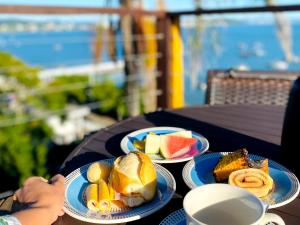 una mesa con platos de comida en la parte superior en Pousada Vila de Monaco, en Penha