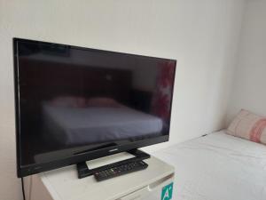 einen Flachbild-TV auf einem Tisch in der Unterkunft Hotel Nacional Durres in Durrës