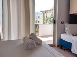 ein Hotelzimmer mit einem Bett mit einem Handtuch darauf in der Unterkunft Hotel Nacional Durres in Durrës