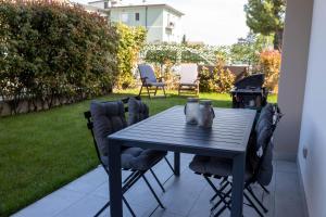 un tavolo nero e sedie in cortile di Estate a Desenzano del Garda