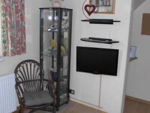 a entertainment center with a television in a living room at Gemütliches Zimmer 2 Et Inkl Parkplatz nach Verfügbarkeit in Essen