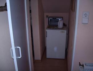 a small kitchen with a microwave on top of a refrigerator at Gemütliches Zimmer 2 Et Inkl Parkplatz nach Verfügbarkeit in Essen