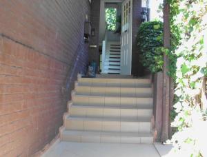 a set of stairs leading up to a house at Gemütliches Zimmer 2 Et Inkl Parkplatz nach Verfügbarkeit in Essen +4 photos