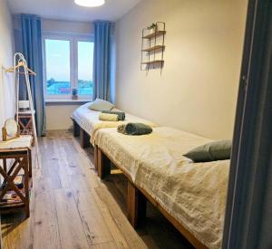 2 Betten in einem Zimmer mit Fenster in der Unterkunft ParkHome in Stalowa Wola