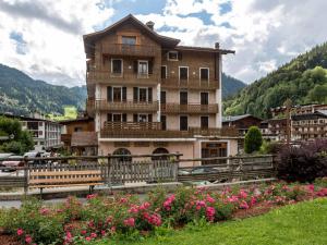 ラ・クリュサにあるAppartement La Clusaz, 4 pièces, 8 personnes - FR-1-437-3の花の目の前の大きな建物