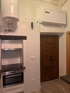 A kitchen or kitchenette at Alojamiento Turístico Alfonso y Catalina
