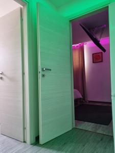 una puerta abierta a una habitación con paredes moradas y verdes en Appartamento Diana, en Aosta
