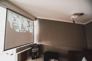 un grand écran de projection sur un mur dans une pièce dans l'établissement Stella Marina siderno, à Siderno Marina