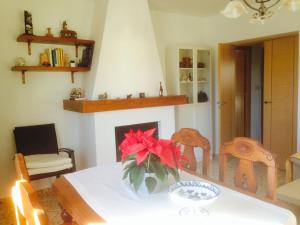 Łóżko lub łóżka w pokoju w obiekcie La Torrecica, con carácter andaluz y magníficas vistas al mar y Sierra Nevada