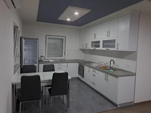 Kuchyň nebo kuchyňský kout v ubytování Apartman Knežević