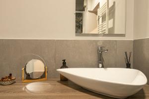 A bathroom at Giano Host - I teatri