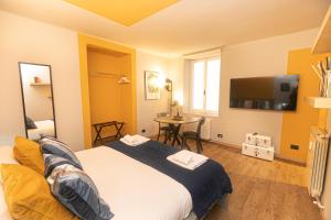 A television and/or entertainment centre at Giano Host - I teatri