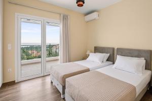 Кровать или кровати в номере Evangelia's Residence - 3 Bedroom Sea View Apartment