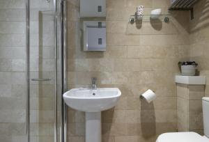 une salle de bain avec toilettes, lavabo et douche dans l'établissement Corner Thatch, à Inkberrow 14 autres photos