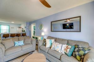 Una sala de estar con dos sofás y un espejo. en Oceanfront Condo in North Topsail Beach!, en North Topsail Beach