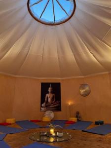 een kamer met een meditatieruimte met een plafond met een raam bij Darjas Yurtas el Morisco in Benajarafe