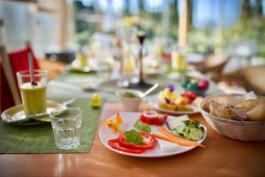 una mesa con platos de comida y bebidas. en Darjas Yurtas el Morisco en Benajarafe