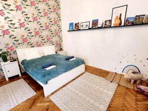 Posteľ alebo postele v izbe v ubytovaní TRAVELERS AWARD WINNING PLACE IN THE HEART OF BUDAPEST Apartment Kamilla
