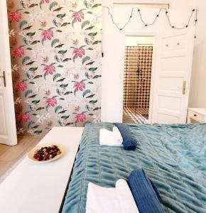Posteľ alebo postele v izbe v ubytovaní TRAVELERS AWARD WINNING PLACE IN THE HEART OF BUDAPEST Apartment Kamilla