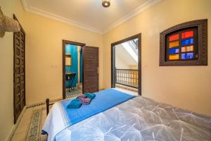 een slaapkamer met een groot bed en een balkon bij Riad Résidence Al Qaria Assiyahia Riad 22 in Marrakesh +12 foto's