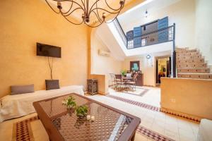 een woonkamer met een bank en een tafel bij Riad Résidence Al Qaria Assiyahia Riad 22 in Marrakesh