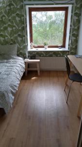 a bedroom with a bed and a window and a desk at Cosy Farmhouse Single bedroom in Stege