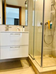 a bathroom with a shower and a sink at Appartement haut standing CFC Casablanca in Casablanca
