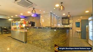 cocina con encimera en una habitación en Bright Boutique Hotel Kelana Jaya en Petaling Jaya
