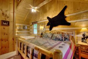 sypialnia z łóżkiem w drewnianym domku w obiekcie Apple Bear View #116 w mieście Sevierville