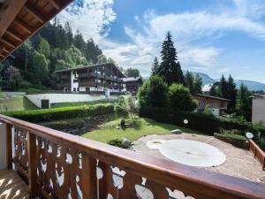 ムジェーヴにあるAppartement Megève, 3 pièces, 4 personnes - FR-1-453-79の建物と庭園の景色を望むバルコニー