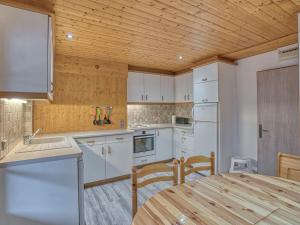 ムジェーヴにあるAppartement Megève, 2 pièces, 4 personnes - FR-1-453-92の木製の天井、白い家電製品付きのキッチン