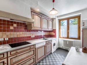 Appartement Megève, 3 pièces, 4 personnes - FR-1-453-47にあるキッチンまたは簡易キッチン