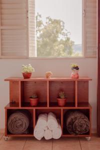 een plank met handdoeken in een kamer met een raam bij Recanto da Tuca in Socorro
