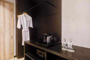 a bathroom with a black counter with two bottles of wine at Radisson Pinheiros in São Paulo