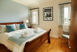 een slaapkamer met een groot bed en handdoeken bij Wynfield in Bakewell