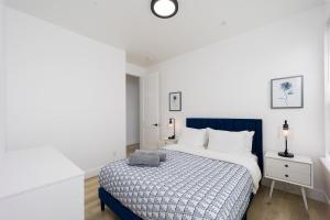 um quarto com uma cama azul e branca e 2 candeeiros em New Build 3 Bed Entire Condo em Sacramento